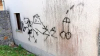 V Divači so vandali že spomladi z grafiti počečkali mrliško vežico 
ter razbili več stekel na oknih in vratih.

 


