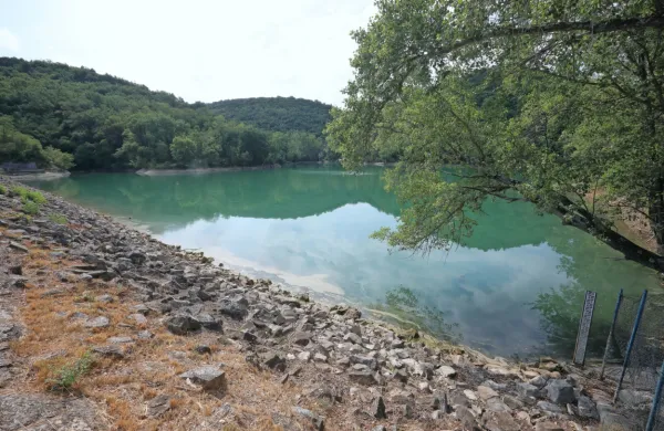 Akumulacija Vanganel ostaja s svojo vodo nedosegljiva za lokalne 
kmete, ki pridelujejo sadje in zelenjavo v Vanganelski dolini. 
