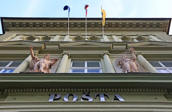Medtem ko uprava Pošte Slovenije zanika zmanjševanje števila 
zaposlenih, v sindikatu poštnih delavcev trdijo drugače, od 150 do 
200 zaposlenih manj naj bi načrtovali za prihodnje leto.