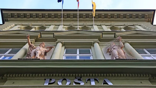 Medtem ko uprava Pošte Slovenije zanika zmanjševanje števila 
zaposlenih, v sindikatu poštnih delavcev trdijo drugače, od 150 do 
200 zaposlenih manj naj bi načrtovali za prihodnje leto.