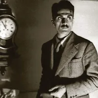 Carlo Mollino v &scaron;e eni od svojih rezidenc/studiev v hi&scaron;i Miller, kjer je s polaroidom fotografiral ženske akte.