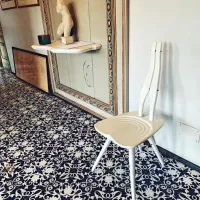 Kopija stola Carla Mollina na hodniku - original je bil pred časom prodan za 800.000 dolarjev.