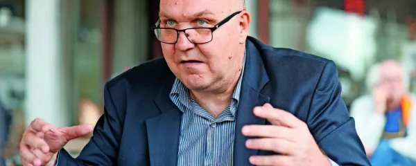 “S posebno obliko antisemitizma, ki smo se ga navzeli iz nekdanje 
socialistične Jugoslavije, je bil pri nas postavljen temelj sovraštva 
do države Izrael. Tudi zaradi mednarodne umestitve države kot 
vodilne članice neuvrščenega gibanja in bratenja z arabskim 
svetom,” poudarja zgodovinar dr. Renato Podbersič.