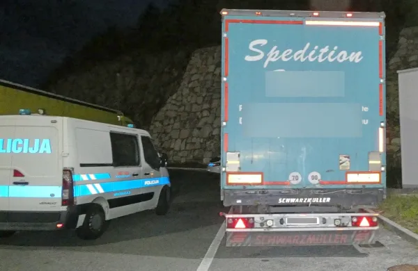 Srbska špedicija je tokrat prevažala  donosen “tovor”.  Med 20 Kurdi so bile tudi ženske in otroci. 