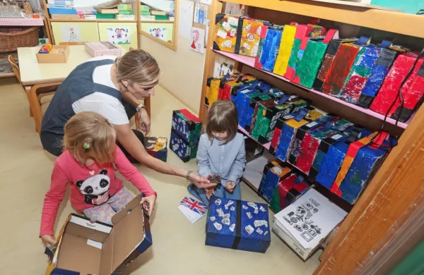 Preko angleškega jezika in didaktičnega modela Jezikovni vlak 
otrokom približajo multikulturnost, saj je vsebina posebnih 
kovčkov povezana z različnimi državami in  njihovimi posebnostmi. 