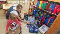 Preko angleškega jezika in didaktičnega modela Jezikovni vlak 
otrokom približajo multikulturnost, saj je vsebina posebnih 
kovčkov povezana z različnimi državami in  njihovimi posebnostmi. 