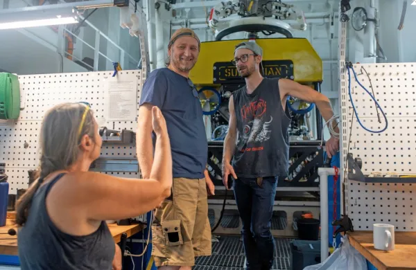 Koprčan Tihomir Makovec (v sredini) je  pomagal pri pripravi raziskovalne opreme in izvedbi nekaterih 
poskusov, obenem pa skrbel tudi za vzorčenje vzorcev morske vode.