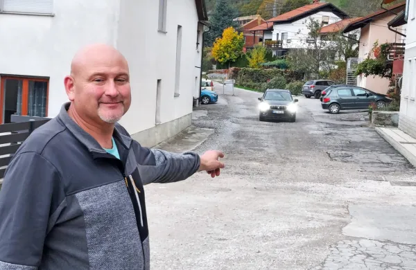 Predsednik sveta KS Metod Bizjak kaže na odsek, kjer bodo dela 
nadaljevali spomladi.