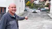 Predsednik sveta KS Metod Bizjak kaže na odsek, kjer bodo dela 
nadaljevali spomladi.