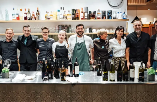 Šest hodni meni, ki ga bodo skupaj z izbranimi slovenskimi vini postregli na osrednjem kulinaričnem dogodku Koline, so pripravile restavracije 
Pira iz Hruševja, Ekoturizem Hudičevec z Razdrtega in Bistro Štorja iz Postojne.