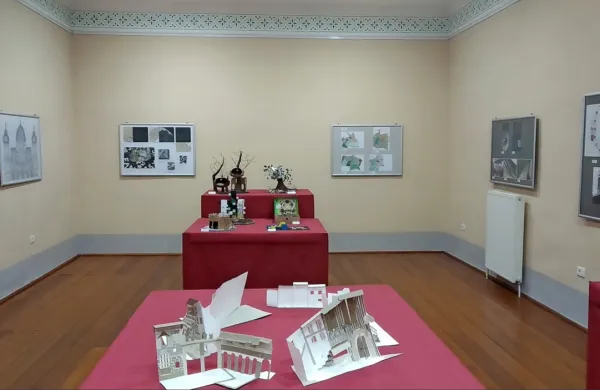 Bienalna natečaja spodbujata otroke k razmisleku o prostoru in o 
kraju, v katerem živijo.