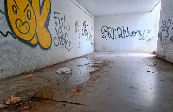 Notranjost podhoda zaudarja  po urinu, grafiti na stenah so še 
najmanj moteči.
