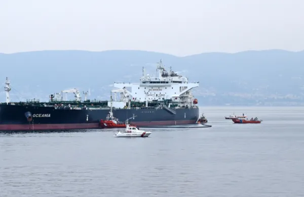 Iz tankerja naj bi po scenariju vaje v morje izteklo 20.000 litrov 
nafte. 