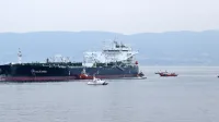 Iz tankerja naj bi po scenariju vaje v morje izteklo 20.000 litrov 
nafte. 