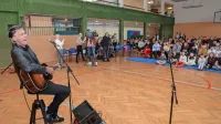 “Meni dobro je, leta tečejo ....” je Jan Plestenjak zapel učencem in zaposlenim ob 70-letnici strunjanske šole.