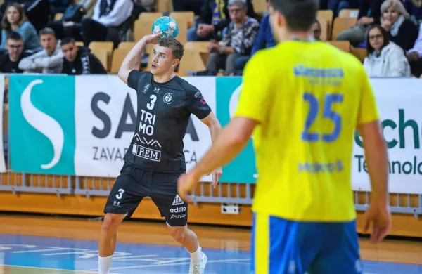 Staš Slatinek Jovičić (z žogo) se je s  Trebanjci v Kopru pomeril 
proti svojim nekdanjim soigralcem.    