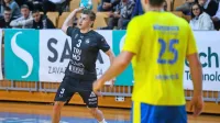 Staš Slatinek Jovičić (z žogo) se je s  Trebanjci v Kopru pomeril 
proti svojim nekdanjim soigralcem.    
