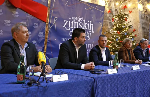 Decembrsko dogajanje so danes v Grandu predstavili Borut Bažec, 
direktor Avditorija Portorož, piranski župan Andrej Korenika, 
podžupan Christian Poletti, Patricija Gržinič, direktorica Turističnega združenja Portorož, in Neset Dulai, direktor Okolja 
Piran. 