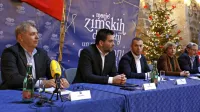 Decembrsko dogajanje so danes v Grandu predstavili Borut Bažec, 
direktor Avditorija Portorož, piranski župan Andrej Korenika, 
podžupan Christian Poletti, Patricija Gržinič, direktorica Turističnega združenja Portorož, in Neset Dulai, direktor Okolja 
Piran. 