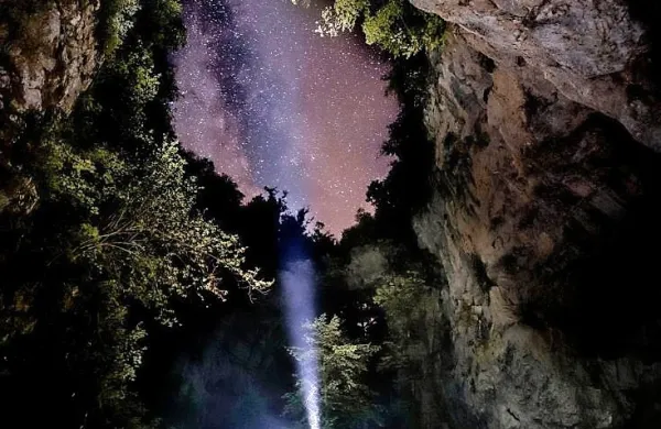 Za fotografijo Rakovega Škocjana   sta Žan Kafol in njegova žena  
Ana ponoči lovila pravi trenutek na nebu. 