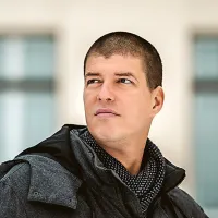 Goran Vojnović je avtor stripovske  in odrske 
priredbe romana Pod svobodnim soncem. 
