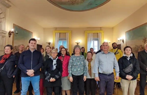 Člani kolektiva in različni podporniki so včeraj stopili ob bok Iztoku Babniku, ravnatelju Glasbene šole Koper, in peticiji za nujno reševanje
prostorske stiske.