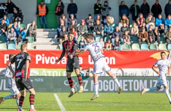 Ajdovci (v temnejših dresih) so tako kot v MINULI  sezoni sklenili 
pokalno tekmovanje proti Mariborčanom.