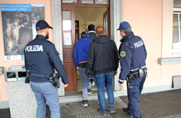 Policisti imajo obilo dela s tihotapci migrantov.