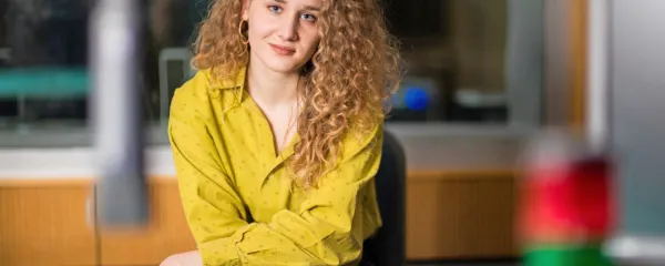 Bujna frizura, modre oči in prodoren glas - Katja Stojnić.