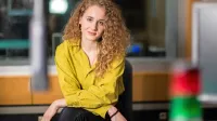Bujna frizura, modre oči in prodoren glas - Katja Stojnić.