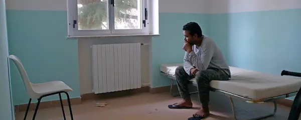 V filmu spremljamo zgodbo o migrantih, ki so se med pandemijo 
covida-19 odločili za pot v Italijo, kjer bi zaprosili za azil.