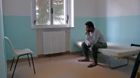 V filmu spremljamo zgodbo o migrantih, ki so se med pandemijo 
covida-19 odločili za pot v Italijo, kjer bi zaprosili za azil.