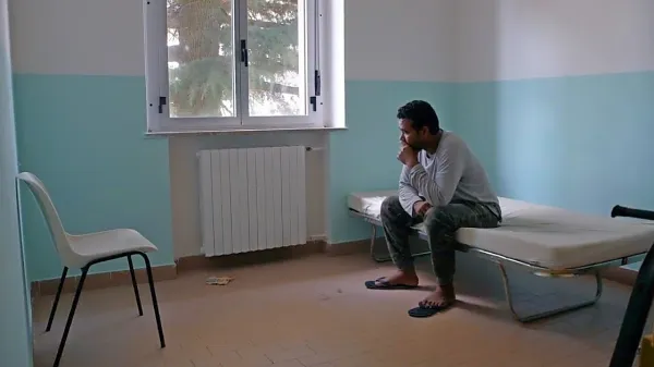 V filmu spremljamo zgodbo o migrantih, ki so se med pandemijo 
covida-19 odločili za pot v Italijo, kjer bi zaprosili za azil.