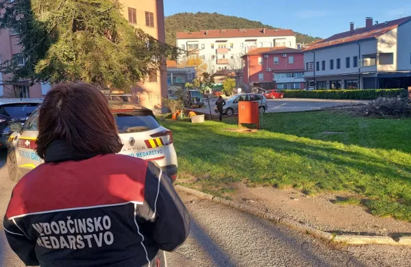 Po mnenju nekaterih občanov se redarji v Sežani preveč ukvarjajo 
z nepravilnim parkiranjem in premalo z drugimi kršitvami.