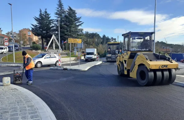 Potem ko so rok za dokončanje del večkrat prestavili, se zdaj  
gradnja krožišča na Kozini vendarle bliža koncu.