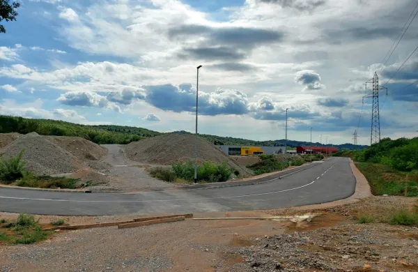 V coni Kromberk se že od poletja ne dogaja nič, saj občina ne more 
pridobiti uporabnega dovoljenja. Zdaj urejajo zadeve. Lastniki 
zemljišč pa čakajo. 