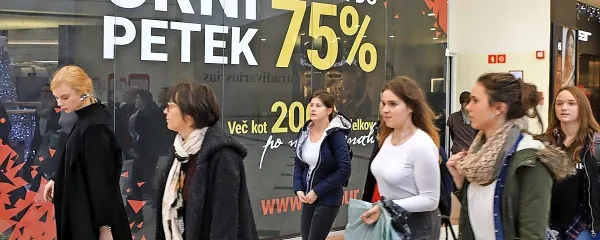  Fizične in spletne trgovine kar tekmujejo, katera bo ponudila višje 
popuste, marsikje pa se je črni petek spremenil kar v črni mesec, 
saj trgovci z znižanji vabijo ves november.