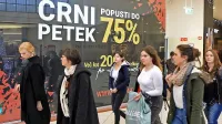 Fizične in spletne trgovine kar tekmujejo, katera bo ponudila višje 
popuste, marsikje pa se je črni petek spremenil kar v črni mesec, 
saj trgovci z znižanji vabijo ves november.