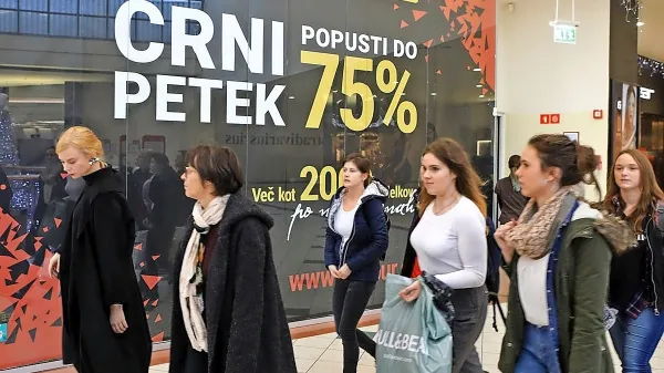 Fizične in spletne trgovine kar tekmujejo, katera bo ponudila višje 
popuste, marsikje pa se je črni petek spremenil kar v črni mesec, 
saj trgovci z znižanji vabijo ves november.