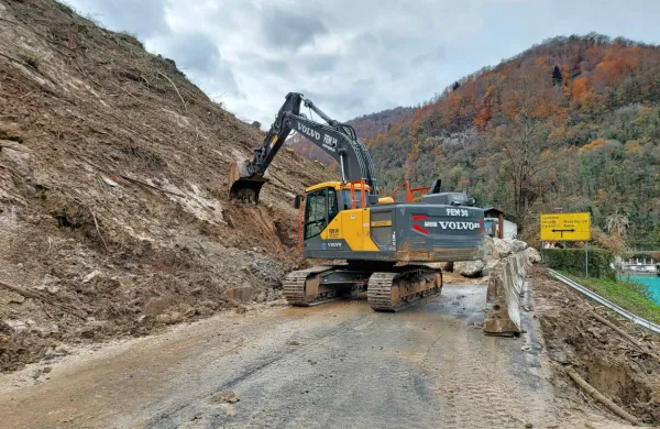 Državna cesta pod plazom pri Mostu na Soči bo zaprta še dva do tri 
tedne.
