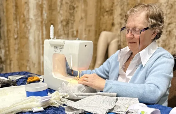 Izpod spretnih rok šivilje Loredane Ruzzier so iz odpadnih zaves 
nastajale lične vrečke za sadje in zelenjavo.