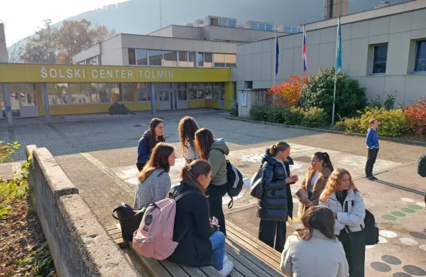 Šolski center z osnovno šolo in gimnazijo so zgradili leta 1976, v minulih  letih so ga v celoti  obnovili.