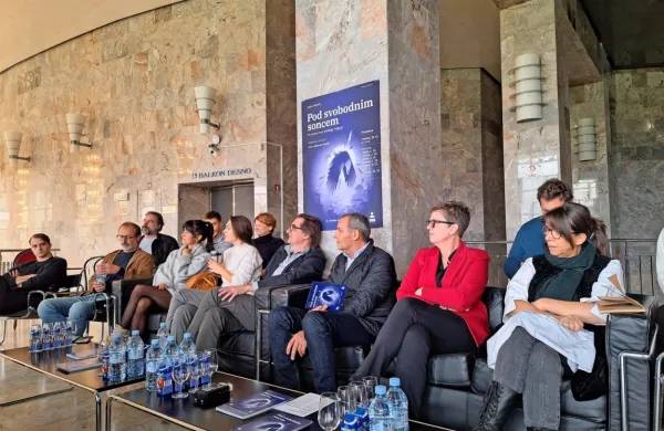 V zgornjem foyerju SNG Nova Gorica je bila na novinarski 
konferenci pred premiero kar precejšnja gneča.