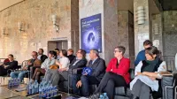 V zgornjem foyerju SNG Nova Gorica je bila na novinarski 
konferenci pred premiero kar precejšnja gneča.