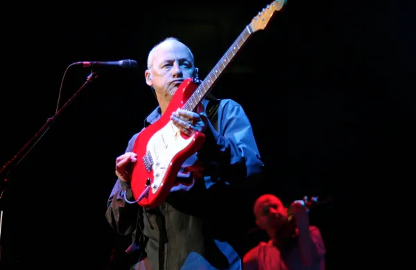 Mark Knopfler bo januarja na dražbi prodajal  120 kitar in 
ojačevalnikov. Morda je za  dražbo namenil tudi kitaro, na katero je 
igral pred desetimi leti v Stožicah. 