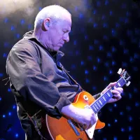 Mark Knopfler bo januarja na dražbi prodajal  120 kitar in 
ojačevalnikov. Morda je za  dražbo namenil tudi kitaro, na katero je 
igral pred desetimi leti v Stožicah.