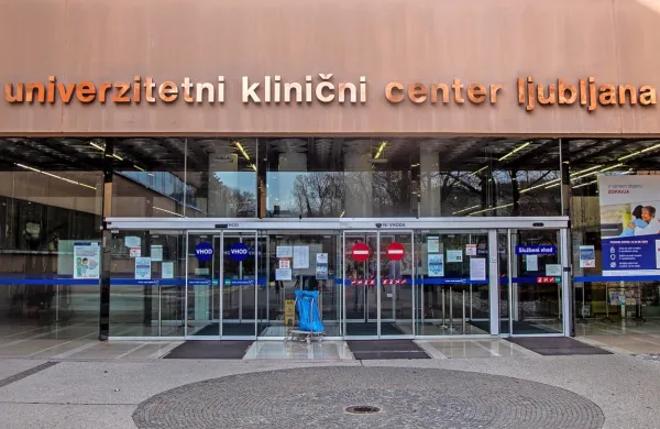 Na internistični prvi pomoči v Univerzitetnem kliničnem centru 
Ljubljana je  bolnik med obravnavo s solzivcem poškropil zaposleno. 