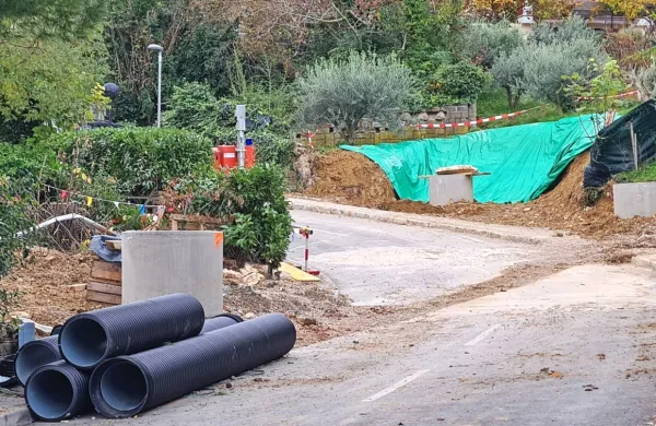 Zamude pri sanaciji poškodovanega kanaliziranega hudournika 
pod cestiščem gre pripisati izdelavi geotehničnega načrta, saj se je 
izkazalo, da gre za zahtevnejši gradbeni poseg.