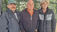Gianfranco Giassi (v sredini) je včeraj predal dobrodelni prispevek 
brezdomnemu paru Jožetu in Tatjani. 