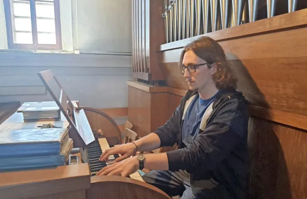 Organist Gašper Kastelic si želi, da bi pregarska cerkev sčasoma 
postala središče kulturnega dogajanja v okoliških vaseh.